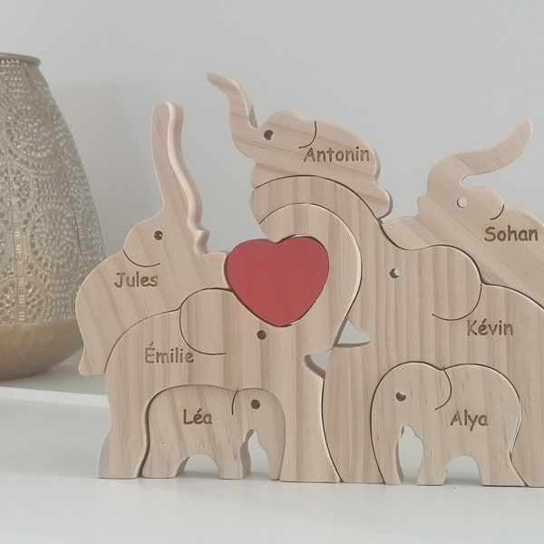 Puzzle en bois vertical personnalisé avec les prénoms des membres de la famille gravés sur des éléphants, décoration, de 2 à 7 prénoms.