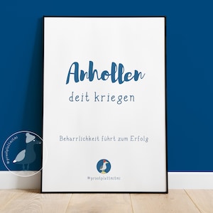 Könnte beinhalten: Ein weißer Poster mit einer blauen Grafik einer Möwe und dem Text "Anhollen deit kriegen" und "Beharrlichkeit führt zum Erfolg". Der Poster enthält auch den Text "#proopikplattmitmi" unten.