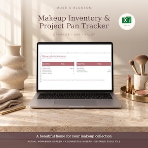 Könnte beinhalten: Ein Laptop-Bildschirm zeigt eine digitale Tabellenkalkulation zur Inventarisierung von Make-up und zur Projektverfolgung. Der Bildschirm zeigt Tabellen mit dem Titel Makeup collection at a glance. Der Text Muse & Blossom ist sichtbar.