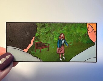 Può includere: Un'illustrazione di un pannello di fumetto di tre persone in un'area verde con erba. Una donna con i capelli rossi è in piedi al centro del pannello, guardando a sinistra. Un uomo con i capelli castani è sul lato sinistro del pannello, guardando a destra. Un uomo con i capelli biondi è sul lato destro del pannello, guardando a sinistra. C'è una panchina di legno sullo sfondo.