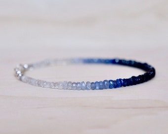 Bracelet pierres naturelles en saphir bleu et pierre de lune, bijou artisanal fin et délicat idéal pour cadeau de mariage ou anniversaire