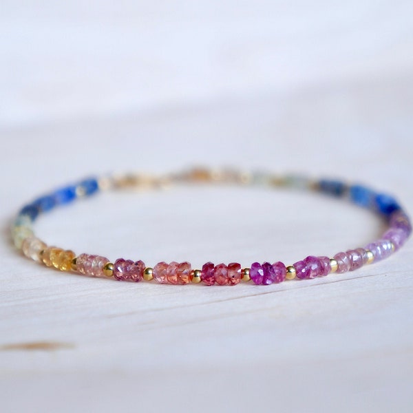 Bracelet pierres précieuses dégradé de saphirs multicolore, bijoux arc en ciel fait main au style minimaliste, bracelet perles en argent