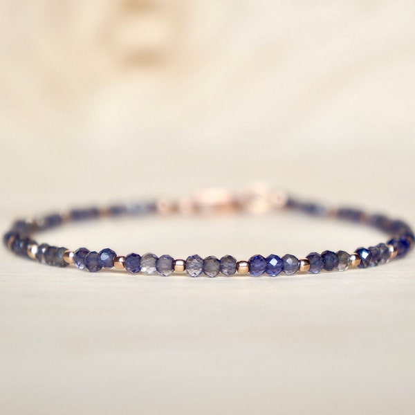 Bracelet pierres fines en iolite saphir d'eau bleu et perles en argent 925 rose gold, bijou pierres naturelle artisanal raffiné unisexe