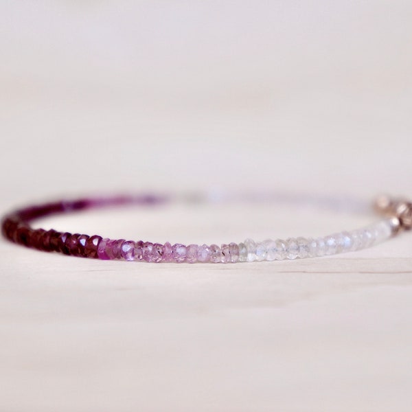 Bracelet rubis et pierre de lune, bracelet rose rouge, bracelet perles, bracelet pierres naturelles, bijoux rubis