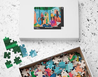 Op de afbeelding: Een witte puzzeldoos met een kleurrijke illustratie van mensen in een kamer. De doos is voorzien van de tekst "520 Piece Puzzle" en "Custom Made". Enkele puzzelstukjes liggen verspreid rond de doos, en de open doos is gevuld met meer stukjes.