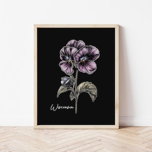 Può includere: Una stampa botanica incorniciata con un'illustrazione dettagliata di un fiore di viola del pensiero viola e blu con foglie e stelo verdi su sfondo nero. La parola "Wisconsin" è scritta in corsivo sotto.
