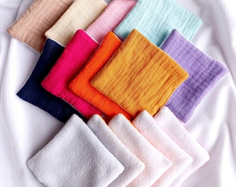 Puede incluir: Un conjunto de 10 almohadillas desmaquillantes reutilizables en varios colores, incluyendo blanco, rosa, naranja, amarillo, azul, morado y marrón. Las almohadillas están hechas de un tejido suave y texturizado, perfectas para eliminar el maquillaje y limpiar la piel.
