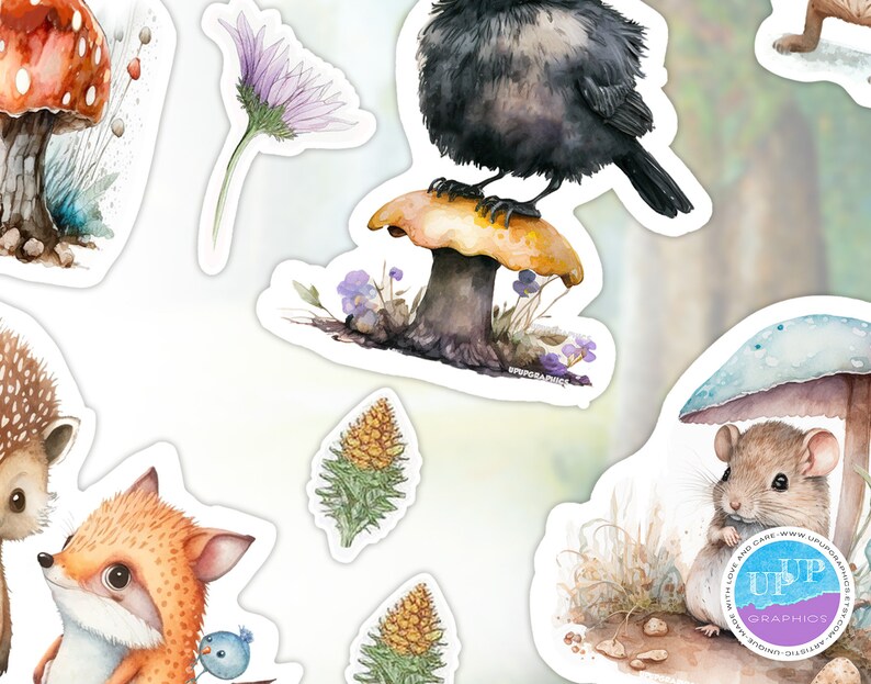 Puede incluir: Una colecci&oacute;n de pegatinas de acuarela con criaturas y elementos del bosque. Incluye un zorro, un rat&oacute;n, un cuervo, setas, flores y pi&ntilde;as. Las pegatinas tienen un borde blanco y est&aacute;n dise&ntilde;adas con colores suaves y un estilo caprichoso.