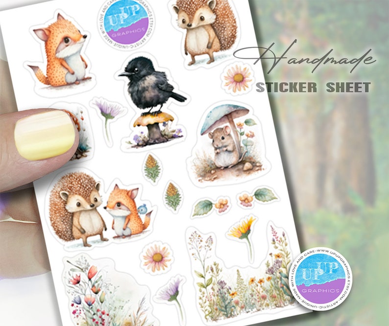 Puede incluir: Una hoja de pegatinas con ilustraciones de acuarela de animales y plantas del bosque. Los dise&ntilde;os incluyen un zorro, un erizo, un p&aacute;jaro, un rat&oacute;n y varias flores y setas. El texto "Handmade Sticker Sheet" es visible.