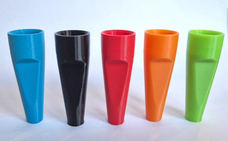 K&ouml;nnte beinhalten: F&uuml;nf farbige Kunststofftrichter in einer Reihe. Die Trichter sind in Blau, Schwarz, Rot, Orange und Gr&uuml;n gehalten. Jeder Trichter hat eine breite &Ouml;ffnung und einen abgeschr&auml;gten Ausguss.