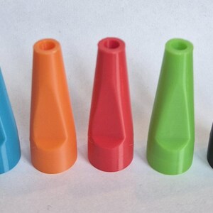 K&ouml;nnte beinhalten: F&uuml;nf farbige, konisch geformte Objekte in einer Reihe. Die Objekte sind in den Farbt&ouml;nen Blau, Orange, Rot, Gr&uuml;n und Schwarz gehalten. Jedes hat eine ausgeh&ouml;hlte Oberseite und eine flache, abgewinkelte Seite.