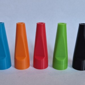 K&ouml;nnte beinhalten: F&uuml;nf farbige, kegelf&ouml;rmige Objekte in einer Reihe. Die Farben sind Blau, Orange, Rot, Gr&uuml;n und Schwarz. Jedes Objekt hat eine hohle Oberseite und eine flache, abgewinkelte Seite. Wahrscheinlich dekorative oder funktionale Artikel.
