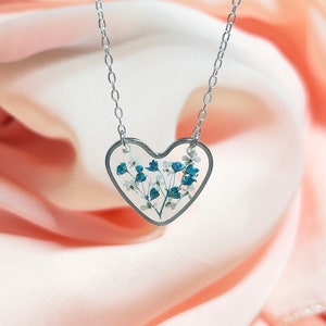Halsketting met hartje van blauw gipskruid, handgemaakte sieraden van geperste bloemen.