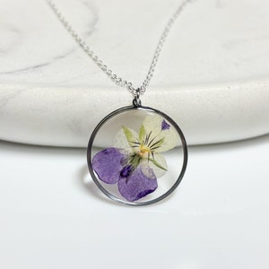 Paarse viooltje ketting voor vrouwen, roestvrijstalen zilveren echte bloemensieraden, handgemaakte hars botanische ketting cadeau voor haar, bruidscadeaus