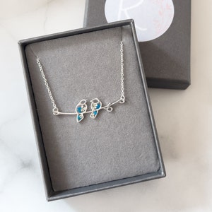 Collar de agapornis de plata esterlina para mujer, collar de pájaro con flor azul real, regalo para ella, collar de dos pájaros para novia, regalo de pareja