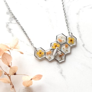 Bienenwaben-Halskette, echte gelbe Blumen-Hexagon-Anhänger, handgemachte botanische Halskette