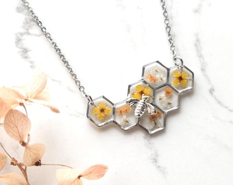 Collar de abeja con forma de panal, colgante hexagonal de resina con flor amarilla real, collar botánico hecho a mano