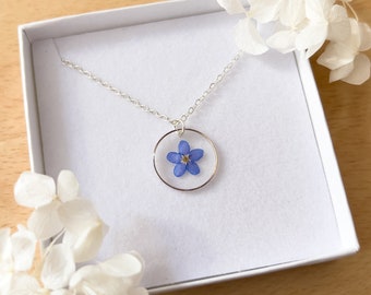 Collar de mujer de flores prensadas de nomeolvides / pequeños regalos minimalistas para niñas de flores / delicado collar de flores conservadas para ella / regalo de dama de honor