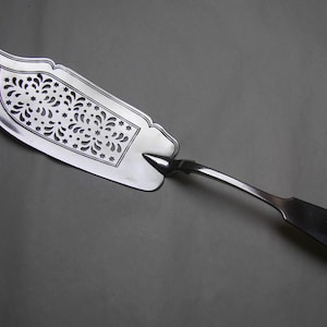 Stylish Antique Fiddle Pattern FISH SERVING Slice Engraved Initials "IM" circa 1890's