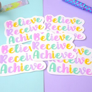 Pegatina de mantra Believe Receive Achieve Manifesting, cita positiva, troquelado de vinilo brillante, botella de agua para teléfono portátil, resistente al agua