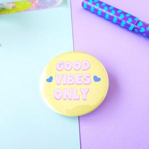 Good Vibes Only Pin Button Badge - Positive Yellow Quote Badge - Inspirational Quote - Motivational Gift - Colourful Tote Bag Badge