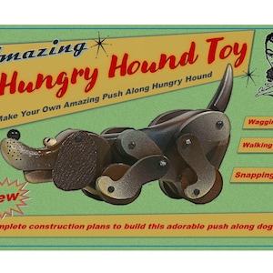 Può includere: Un'illustrazione in stile vintage di un cane giocattolo di legno con una mascella che schiocca, una coda che scodinzola e un'azione di camminata. L'illustrazione è su uno sfondo verde con il testo "Amazing Hungry Hound Toy" e "Make Your Own Amazing Push Along Hungry Hound".