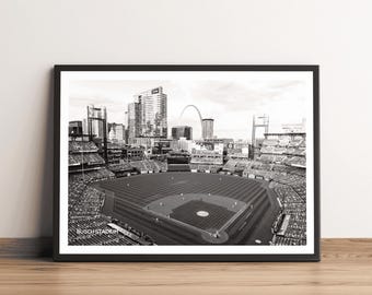 Lámina del Busch Stadium: Béisbol de los St. Louis Cardinals, arte mural de la MLB en blanco y negro.