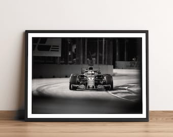 Könnte beinhalten: Ein Schwarzweißfoto eines Rennwagens, der auf einer Rennstrecke rast. Das Auto ist scharf, während der Hintergrund unscharf ist. Das Auto hat die Nummer "5" an der Seite.