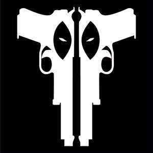 Op de afbeelding: Zwart-witte silhouet van twee pistolen met het gezicht van Deadpool in het midden.