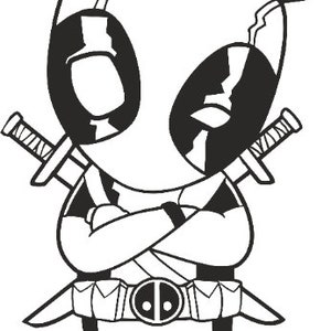 Op de afbeelding: Een zwart-witte lijntekening van een cartoon superheld met gekruiste armen. De superheld draagt ​​een masker en een riem met een logo. De superheld houdt twee zwaarden vast.