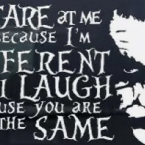 Peut inclure: Conception graphique en noir et blanc représentant une image stylisée du Joker des comics Batman. L'image comprend le texte "you STARE AT ME BECAUSE I'M DIFFERENT I LAUGH BECAUSE YOU ARE all THE SAME".