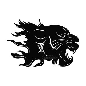 Op de afbeelding: Zwart-witte silhouet van een panter met vlammen erachter. De panter kijkt naar rechts en heeft zijn bek open in een brul.