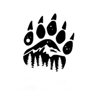 Op de afbeelding: Zwart-witte silhouet van een berenpoot met een bergketen en dennenbomen in de afdruk.