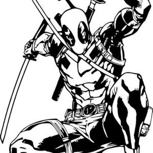 Może przedstawiać: Czarno-biała ilustracja superbohatera w dynamicznej pozie, dzierżącego dwa miecze katana i broń. Postać ma na sobie maskę i szczegółowy kostium z klamrą z literą "P".