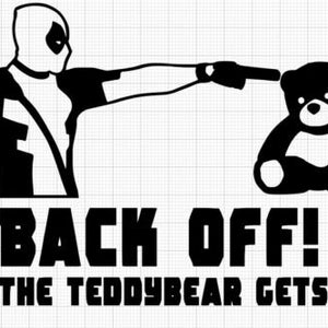 Może przedstawiać: Czarno-biała ilustracja postaci superbohatera celującego z broni do pluszowego misia. Pod obrazkiem znajduje się tekst "BACK OFF! OR THE TEDDY BEAR GETS IT".