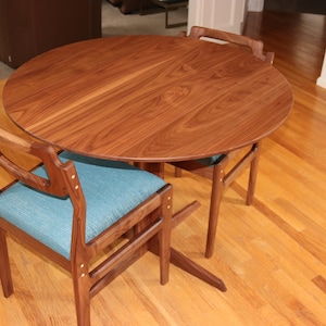 Customizable Pedestal Round Table
