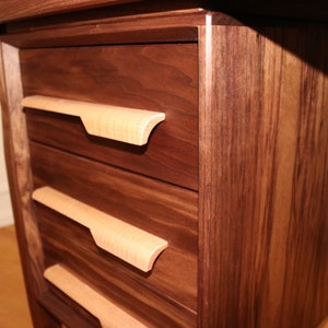 Detail photo showing the standard figured maple handles