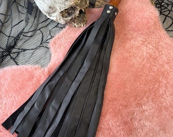 Chicote Black Butter com cabo de madeira nobre reciclada