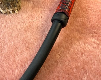 látigo de goma con mango forrado en imitación de piel de cocodrilo roja