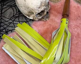 The Zinger, zesty patent and leather flogger