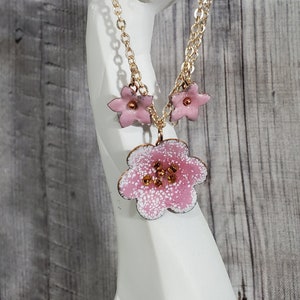 Handmade Pink and White 3-D Flower Copper Enamel Necklace – Dimensional Floral Design with Gold Glass Bead, Rose Gold Chain