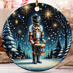 Julprydnad med nötknäppare, trumspelande nötknäppare, vinterunderlanddesign, julgransdekoration, festlig presentidé