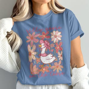 Camiseta Comfort Colors Silly Goose On The Loose, camiseta engraçada Goose, camiseta fofa de animal, blusa Whimsical Goose, camiseta adorável com ilustração de Goose
