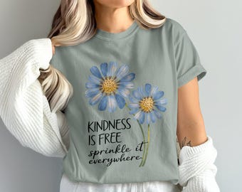Camiseta Comfort Colors "La amabilidad es gratis", camiseta "Espolvoréalo por todas partes", camiseta con mensaje positivo, cita inspiradora, top floral, camiseta motivacional