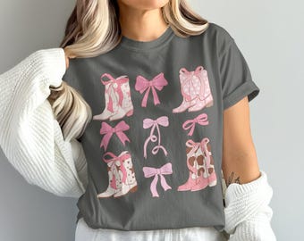 Komfortfärger Söt rosa rosetter och cowboystövlar Grafisk T-shirt, Western-T-shirt för kvinnor, Countrymusikfestival-outfit, Rodeo Cowgirl-T-shirt