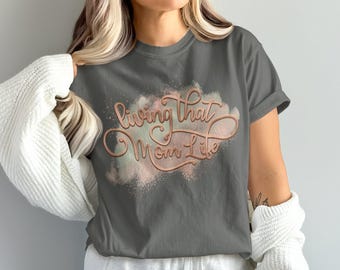 Comfort Colors Living That Mom Life T-Shirt,Graphic Tee for Moms, Mother's Day Gift, Casual Outfit Top, Comfort Shirt Moms, Mom Life Apparel