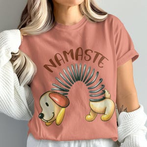 Comfortabele kleuren schattige hond Namaste T-shirt, grappig yogashirt, schattig cartoon hondenshirt, casual grafisch T-shirt, ontspannend yogacadeau, leuk T-shirt