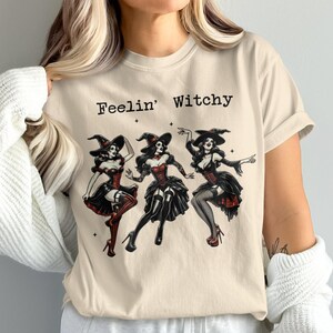 Comfort kleuren Witchy T-shirt, ee heks shirt, Halloween shirt, heks T-shirt, Spooky Season, Witchy Vibes Tee, shirt glamour heks, heksen T-shirt