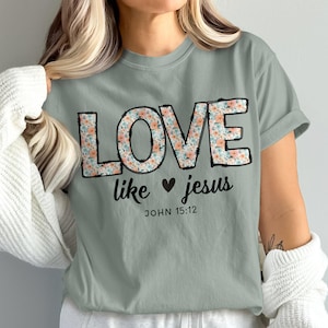 Komfortfarben Liebe wie Jesus T-Shirt, christliche Glaubenskleidung, inspiriert von Johannes 15: 12, Blumenbriefdesign, inspirierendes Zitat-T-Shirt