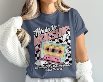 Camiseta de casete "Hechos para la Adoración" con colores cómodos, Salmos 150, 6 versículos bíblicos, inspiración cristiana, música retro, fe.